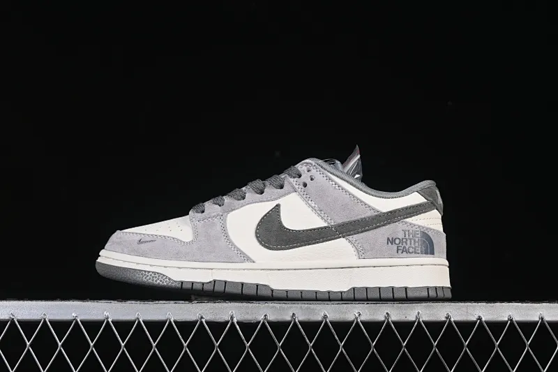 All categories Nk SB Dunk Series Nk SB Dunk Low High-end customized low-top sneakers Nike SB Dunk Low North Face co-branded rice gray pig eight leather Anniversary high-end customized low-top casual sneakers DN3168-008
